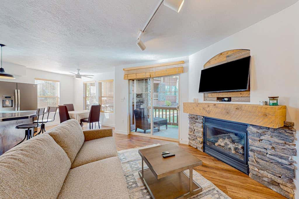 Stunning alpine escape with  pool, hot tub, fireplace, balcony, & mountain views