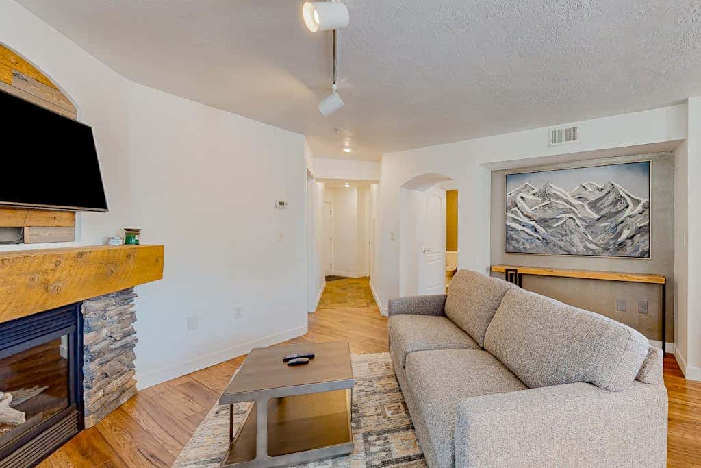 Stunning alpine escape with  pool, hot tub, fireplace, balcony, & mountain views