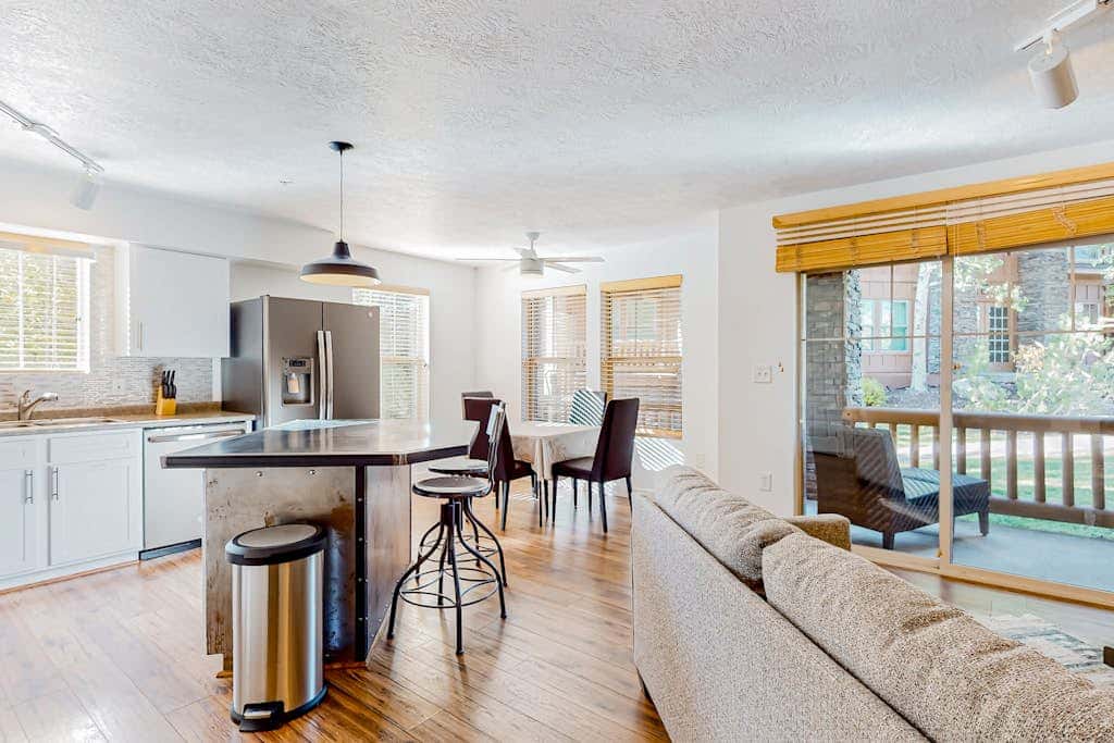 Stunning alpine escape with  pool, hot tub, fireplace, balcony, & mountain views