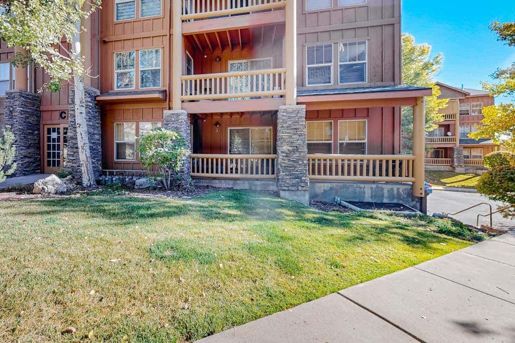 Stunning alpine escape with  pool, hot tub, fireplace, balcony, & mountain views