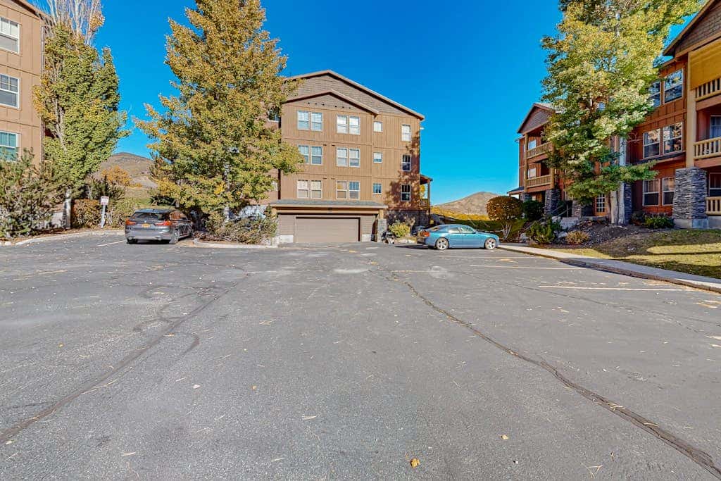 Stunning alpine escape with  pool, hot tub, fireplace, balcony, & mountain views