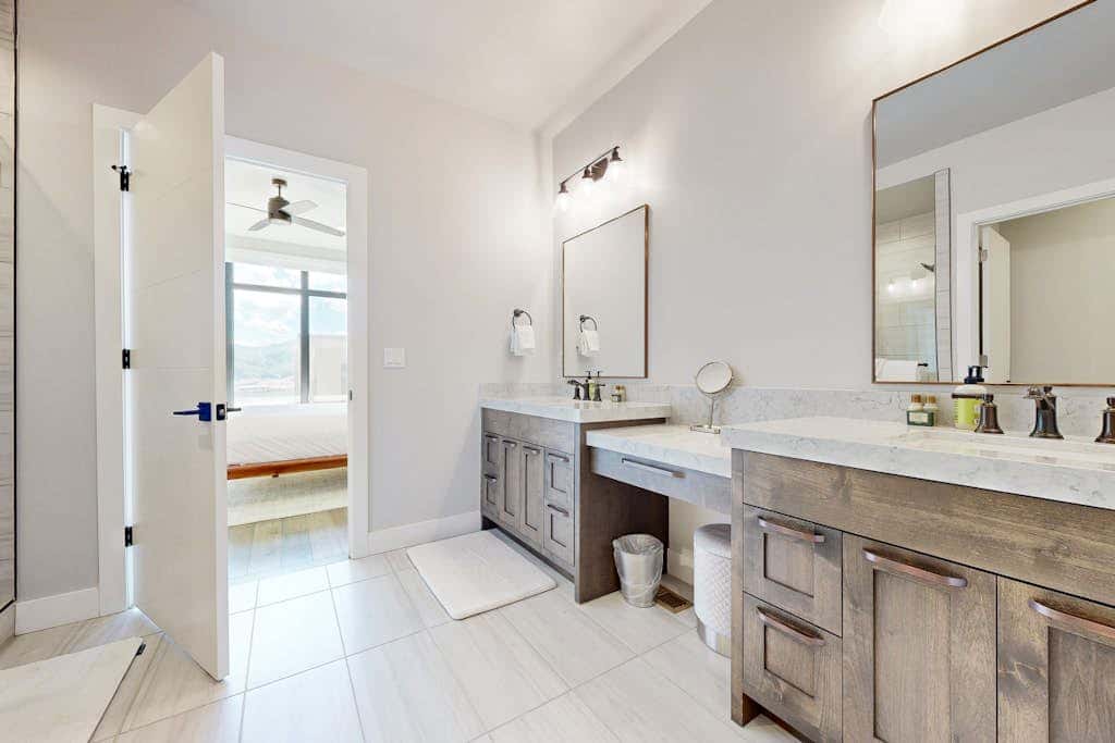 Stunning house with  ski & lake views, private hot tub, private W&D