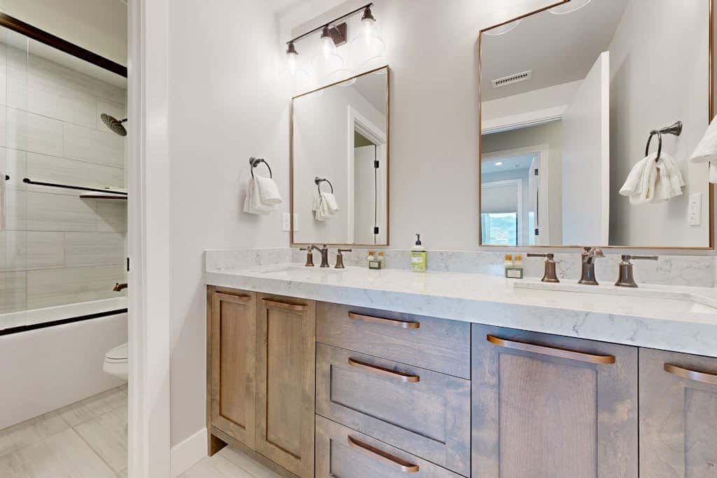 Stunning house with  ski & lake views, private hot tub, private W&D