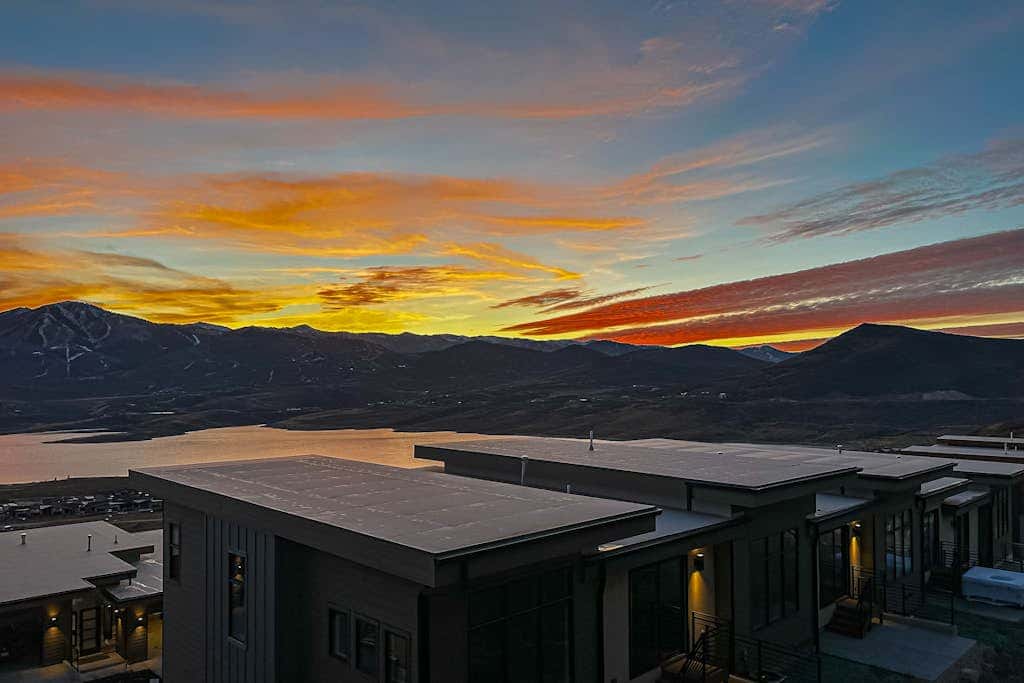 Stunning house with  ski & lake views, private hot tub, private W&D