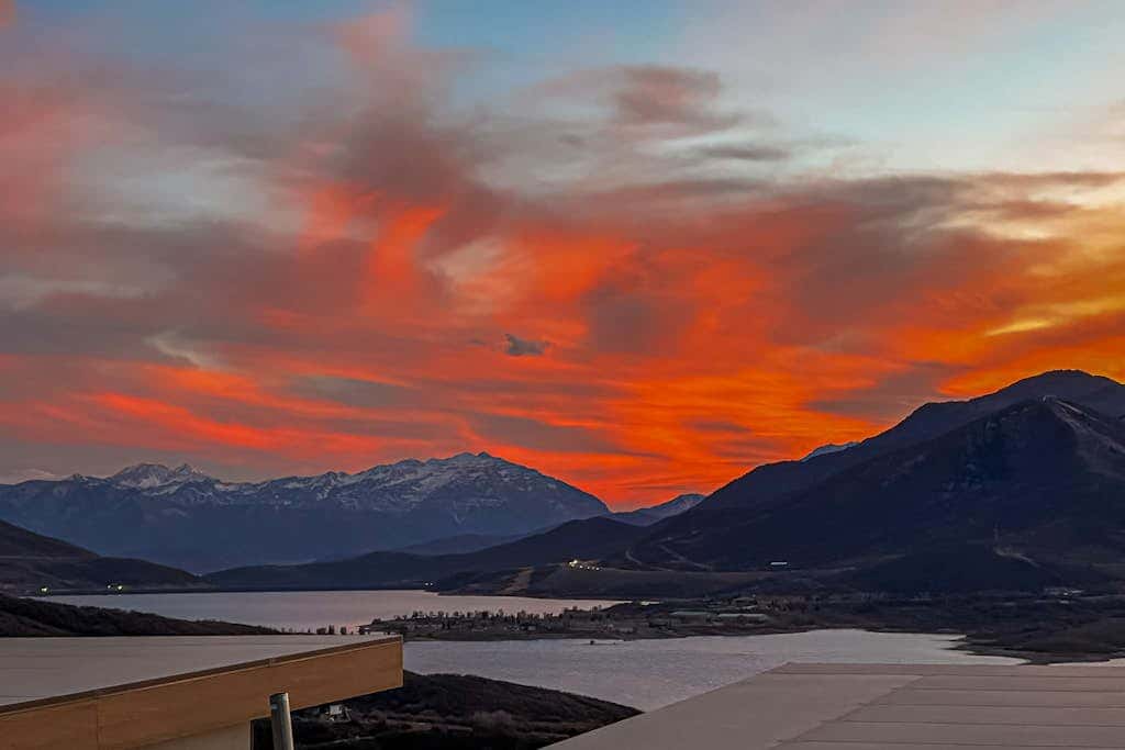 Stunning house with  ski & lake views, private hot tub, private W&D