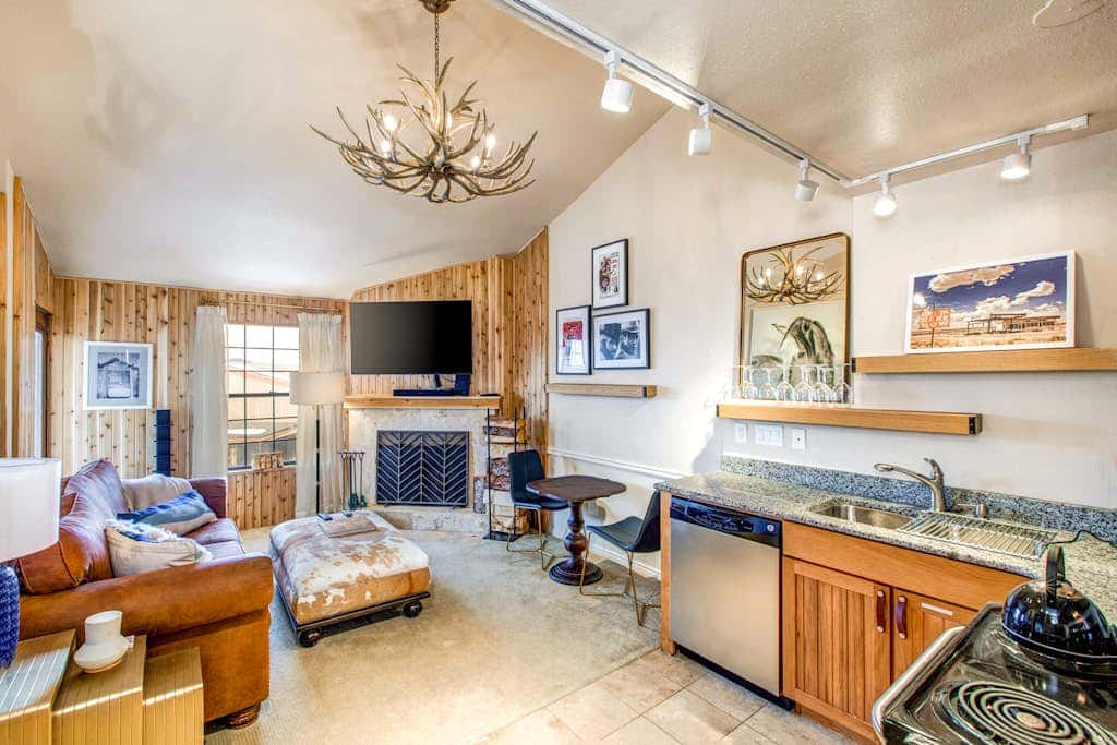 Mountain view condo w/ fireplace & shared sauna - walk to lifts & more