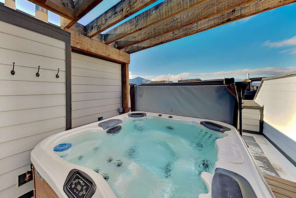 Mountain Getaway - Private Rooftop Spa - Walk to Dining, Shops & Rec Center