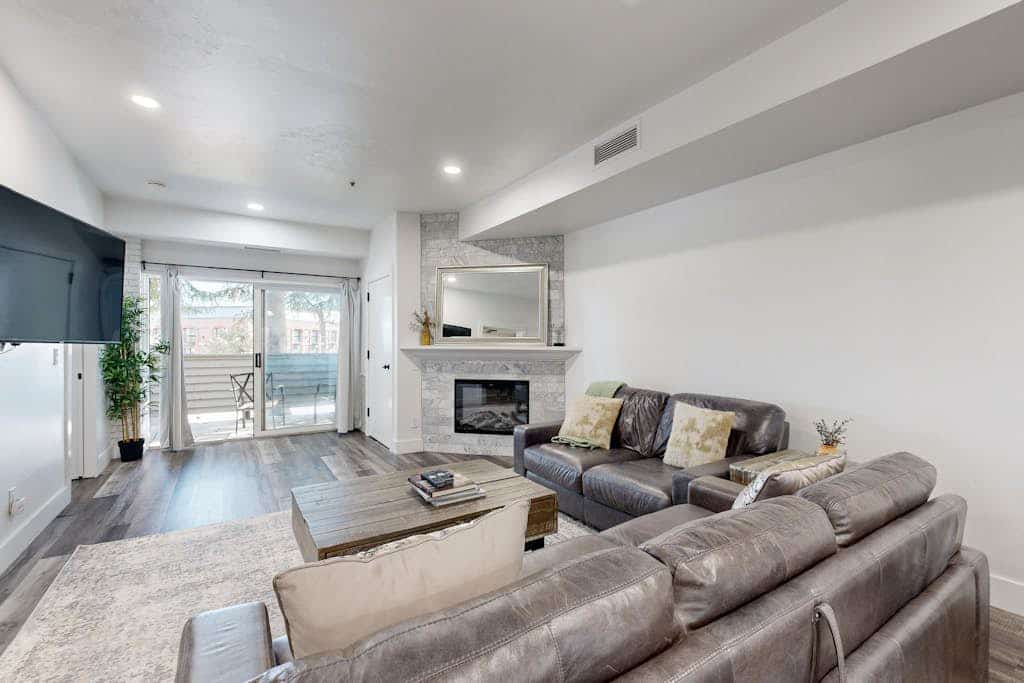 Modern condo with  shared pool & hot tub, Ski-in - ski-out, free WiFi