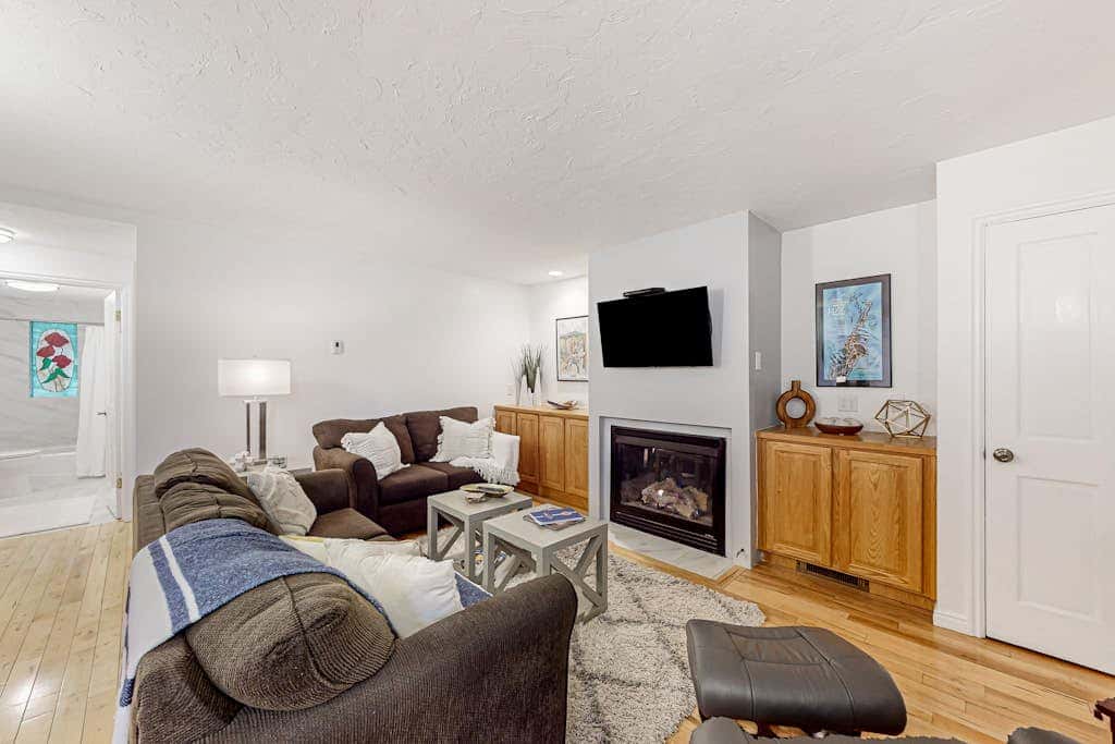 Walkable dog-friendly condo with balcony steps from Old Town Lift