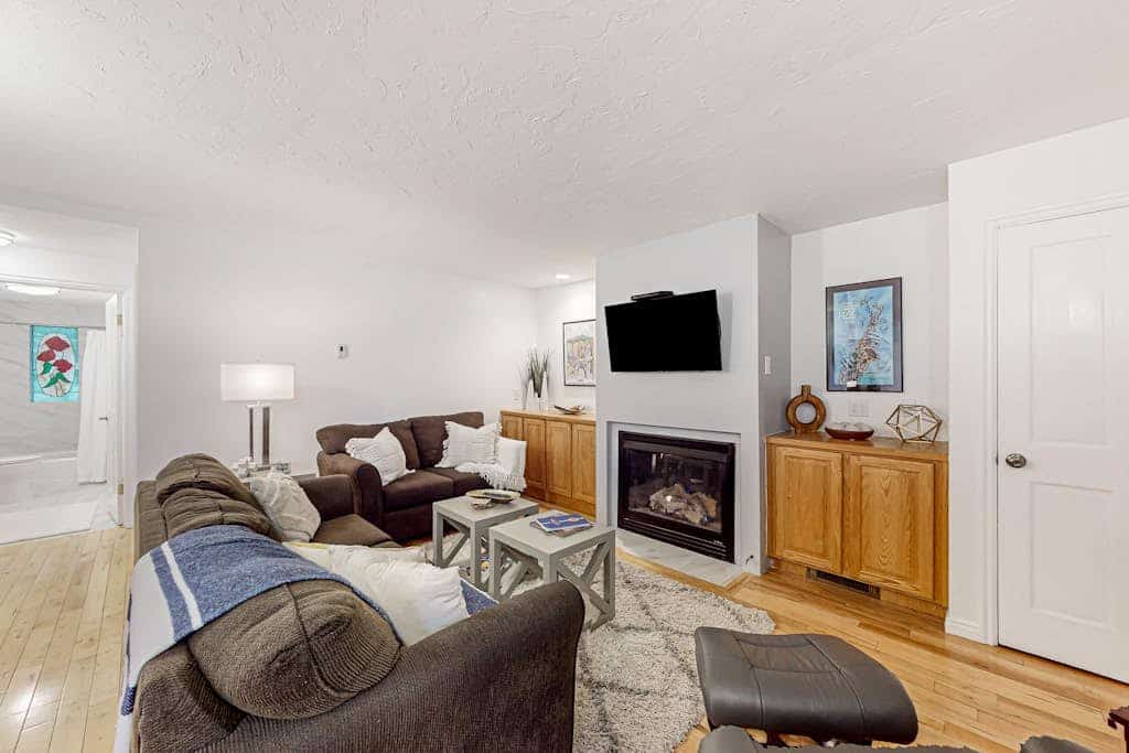 Walkable dog-friendly condo with balcony steps from Old Town Lift
