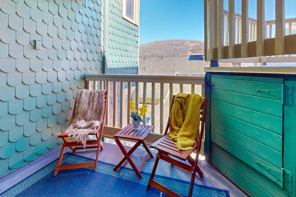 Walkable dog-friendly condo with balcony steps from Old Town Lift
