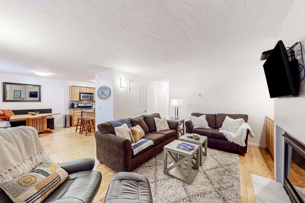 Walkable dog-friendly condo with balcony steps from Old Town Lift