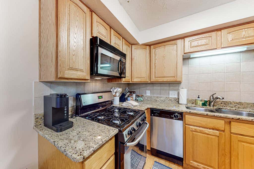Walkable dog-friendly condo with balcony steps from Old Town Lift