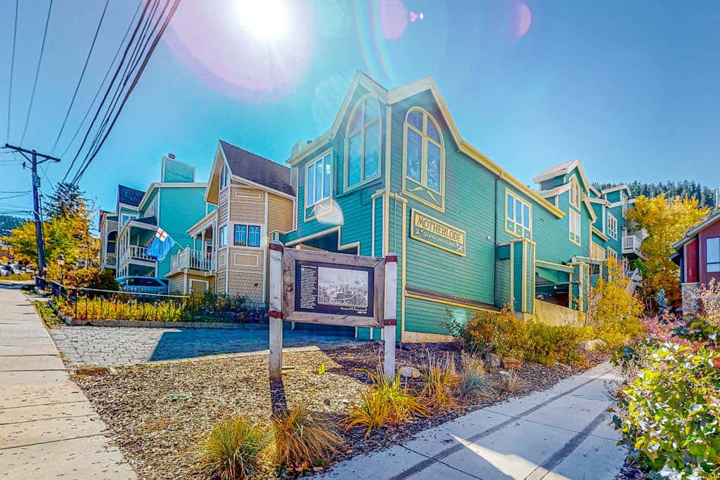 Walkable dog-friendly condo with balcony steps from Old Town Lift