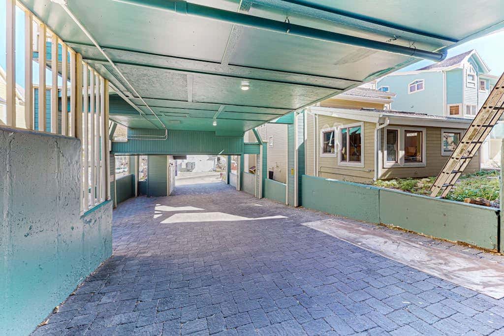 Walkable dog-friendly condo with balcony steps from Old Town Lift