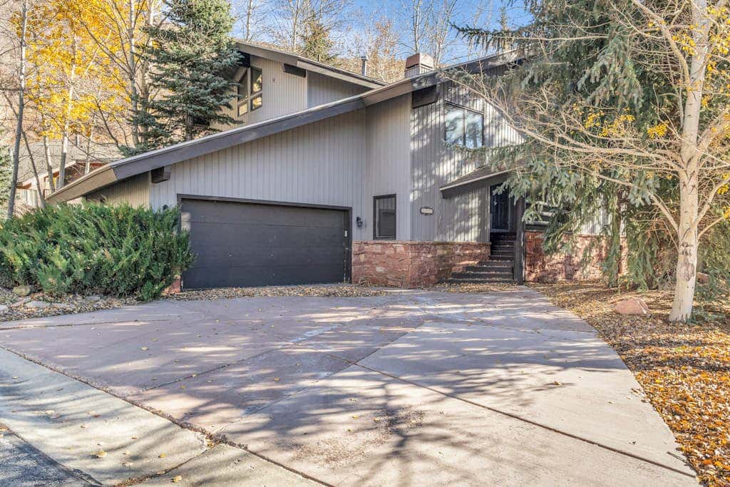 Remodeled Bathrooms with ski theme, smart TVs, mtn views, grill, & hot tub