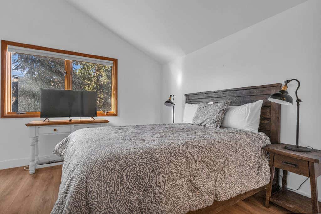 Remodeled Bathrooms with ski theme, smart TVs, mtn views, grill, & hot tub