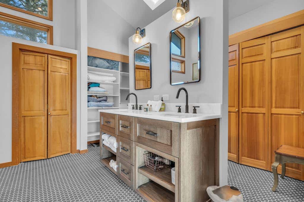 Remodeled Bathrooms with ski theme, smart TVs, mtn views, grill, & hot tub