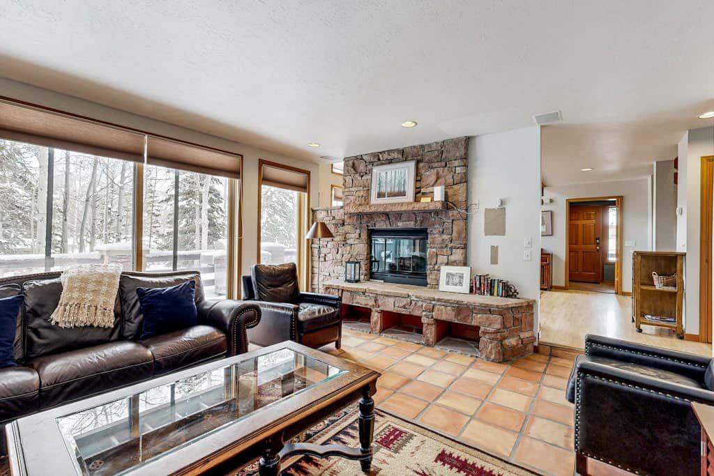 Remodeled Bathrooms with ski theme, smart TVs, mtn views, grill, & hot tub