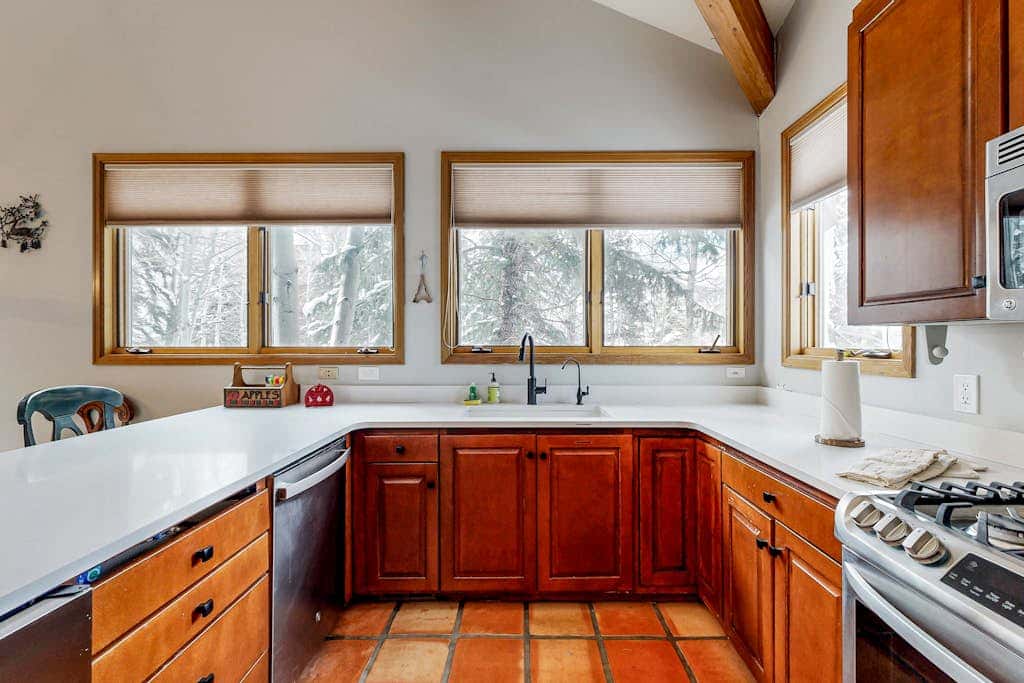 Remodeled Bathrooms with ski theme, smart TVs, mtn views, grill, & hot tub