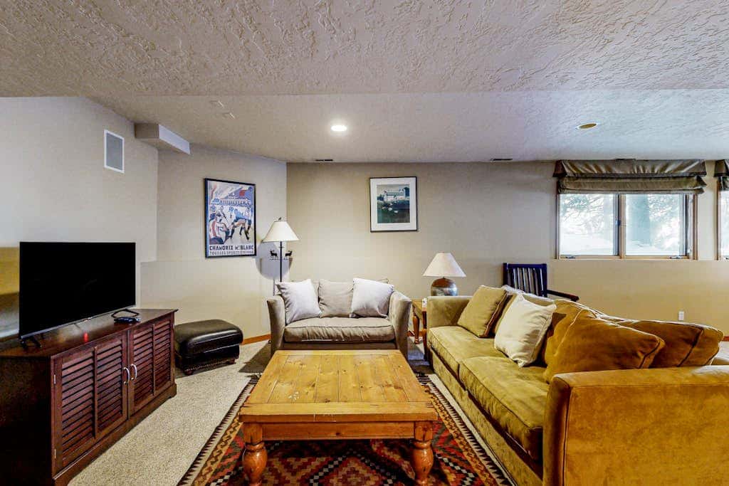 Remodeled Bathrooms with ski theme, smart TVs, mtn views, grill, & hot tub