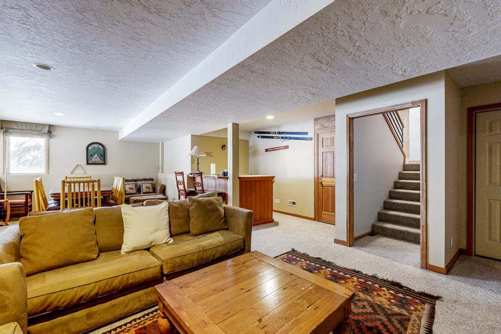 Remodeled Bathrooms with ski theme, smart TVs, mtn views, grill, & hot tub
