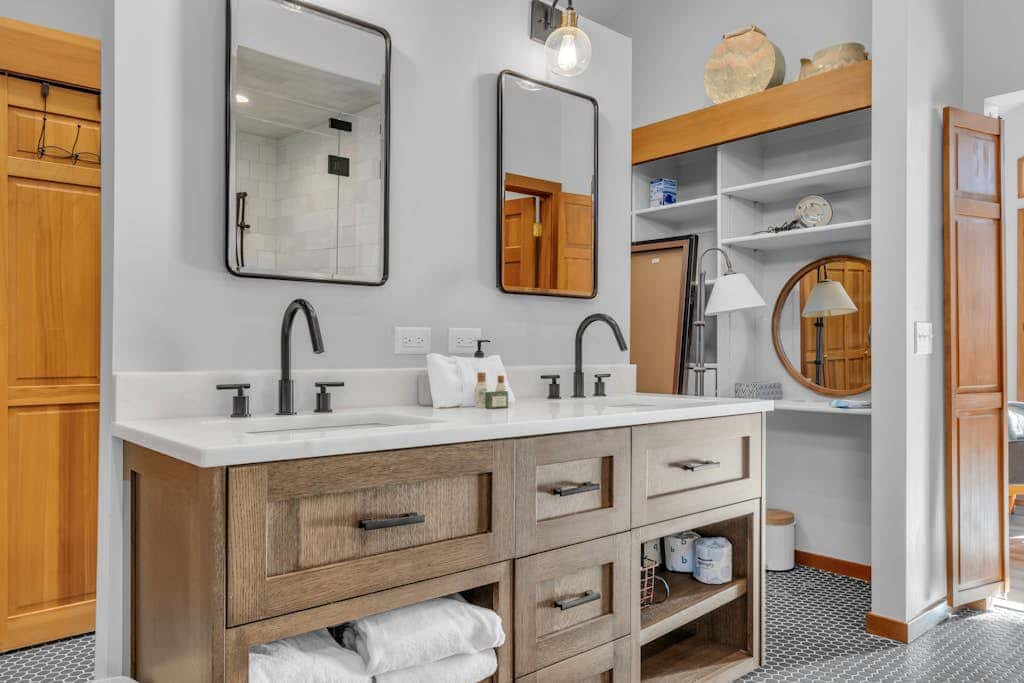 Remodeled Bathrooms with ski theme, smart TVs, mtn views, grill, & hot tub