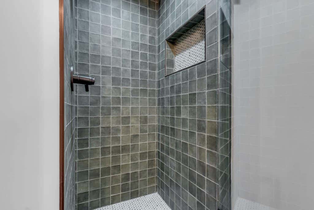 Remodeled Bathrooms with ski theme, smart TVs, mtn views, grill, & hot tub