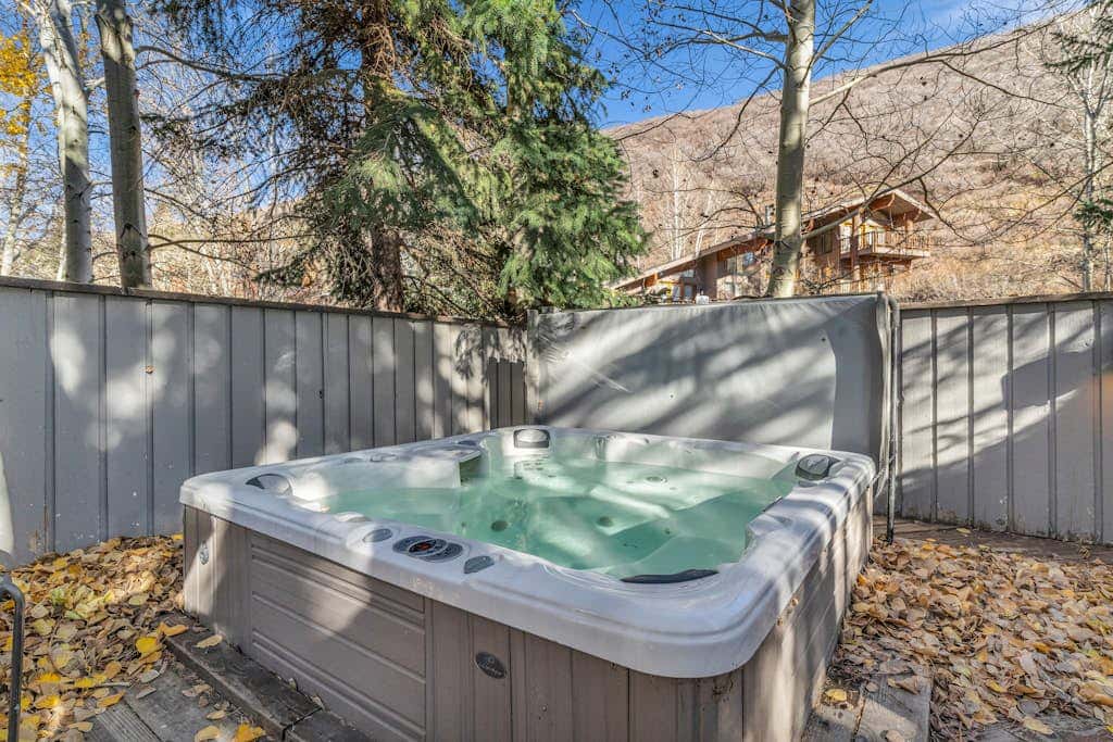 Remodeled Bathrooms with ski theme, smart TVs, mtn views, grill, & hot tub