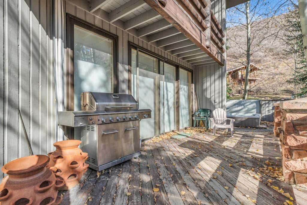 Remodeled Bathrooms with ski theme, smart TVs, mtn views, grill, & hot tub
