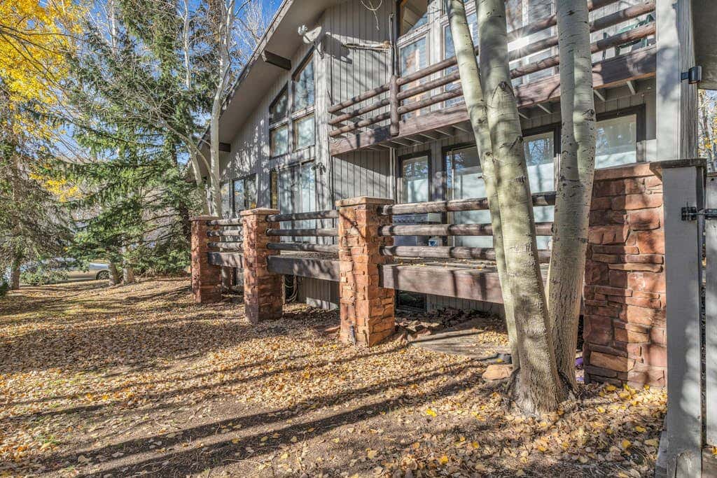 Remodeled Bathrooms with ski theme, smart TVs, mtn views, grill, & hot tub