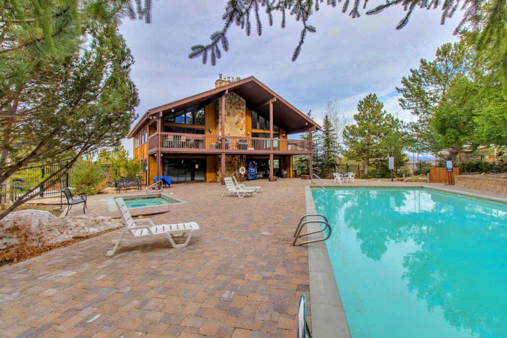 Charming Red Pines getaway, minutes from slopes with stunning alpine views