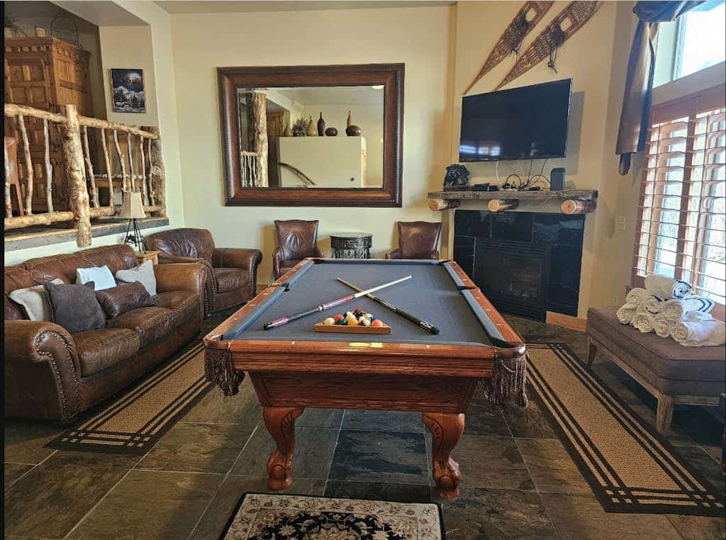 Spacious townhome with  private hot tub, pool table & shared pool & gym