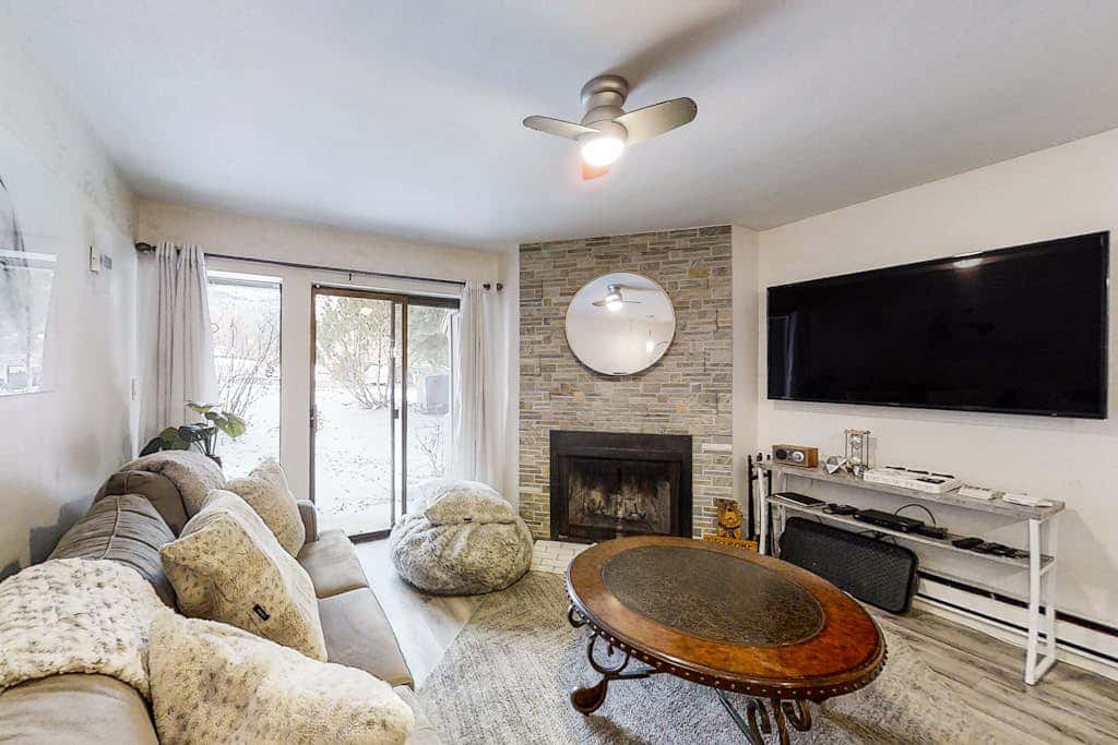 Chic ski condo 5 min walk to first-time chair lift with shared pool
