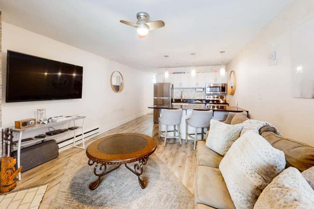Chic ski condo 5 min walk to first-time chair lift with shared pool