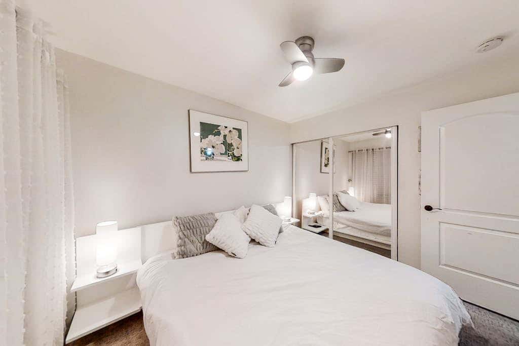 Chic ski condo 5 min walk to first-time chair lift with shared pool