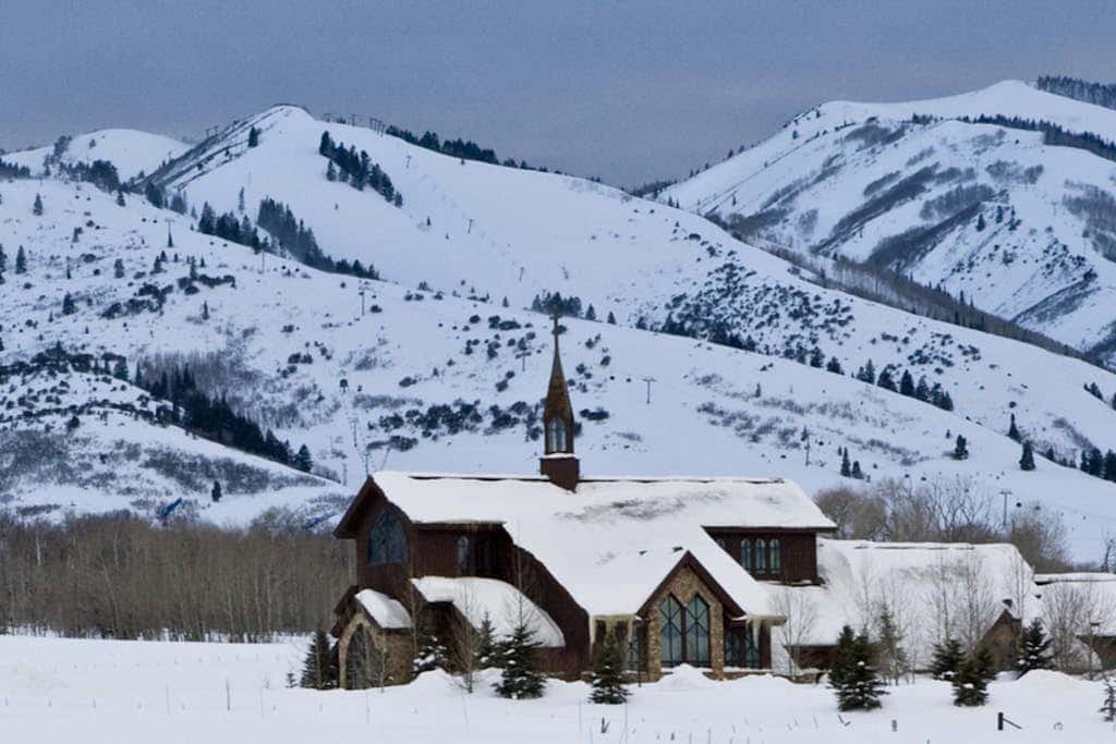 Chic ski condo 5 min walk to first-time chair lift with shared pool