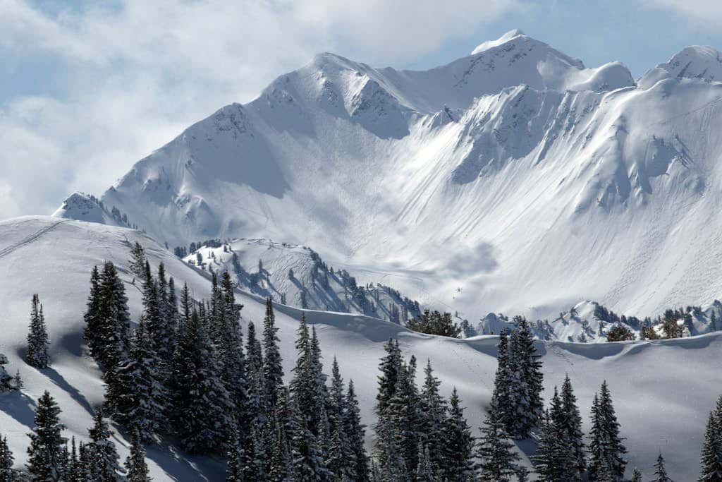 Chic ski condo 5 min walk to first-time chair lift with shared pool