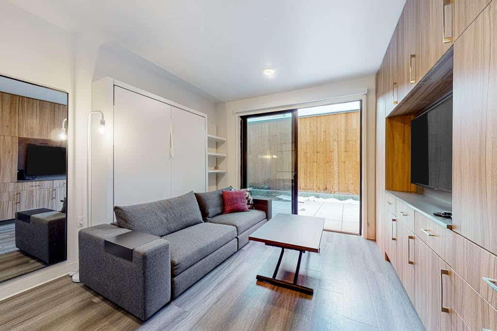 Walk-to-lift studio with hot tub, sauna, pool, gym, & game room access
