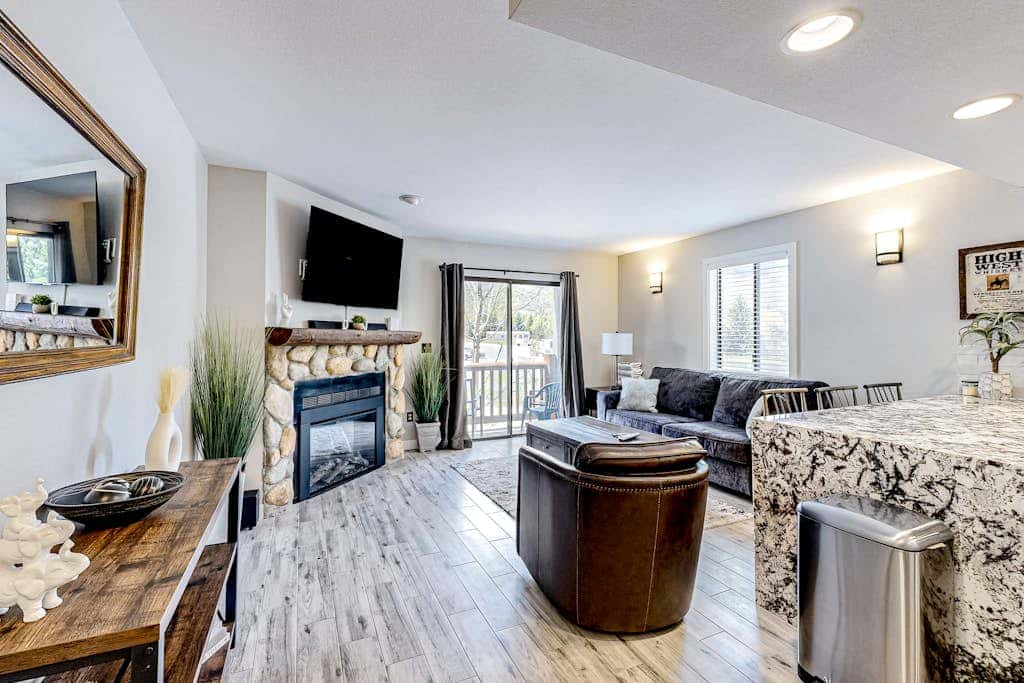 Updated condo w/ ski & mountain views, walk to slopes, free Wifi