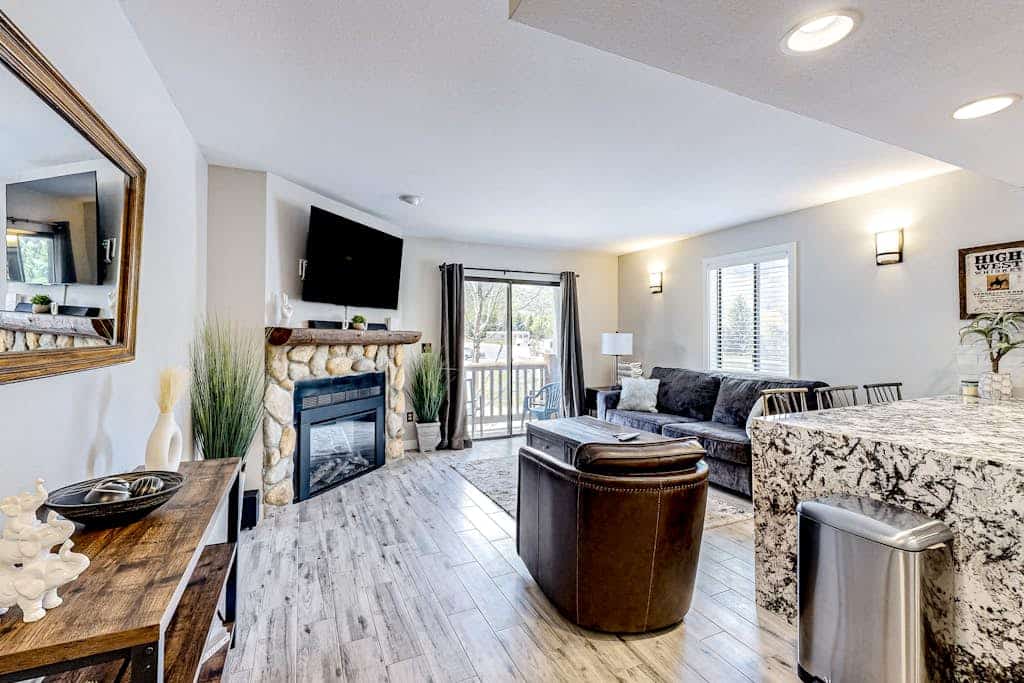 Updated condo w/ ski & mountain views, walk to slopes, free Wifi