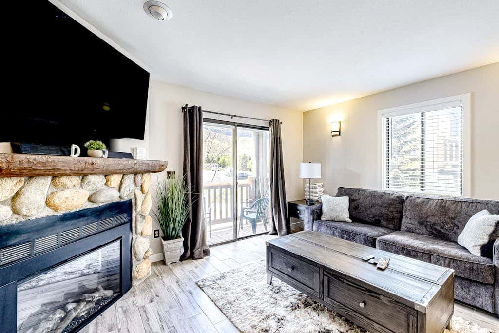 Updated condo w/ ski & mountain views, walk to slopes, free Wifi