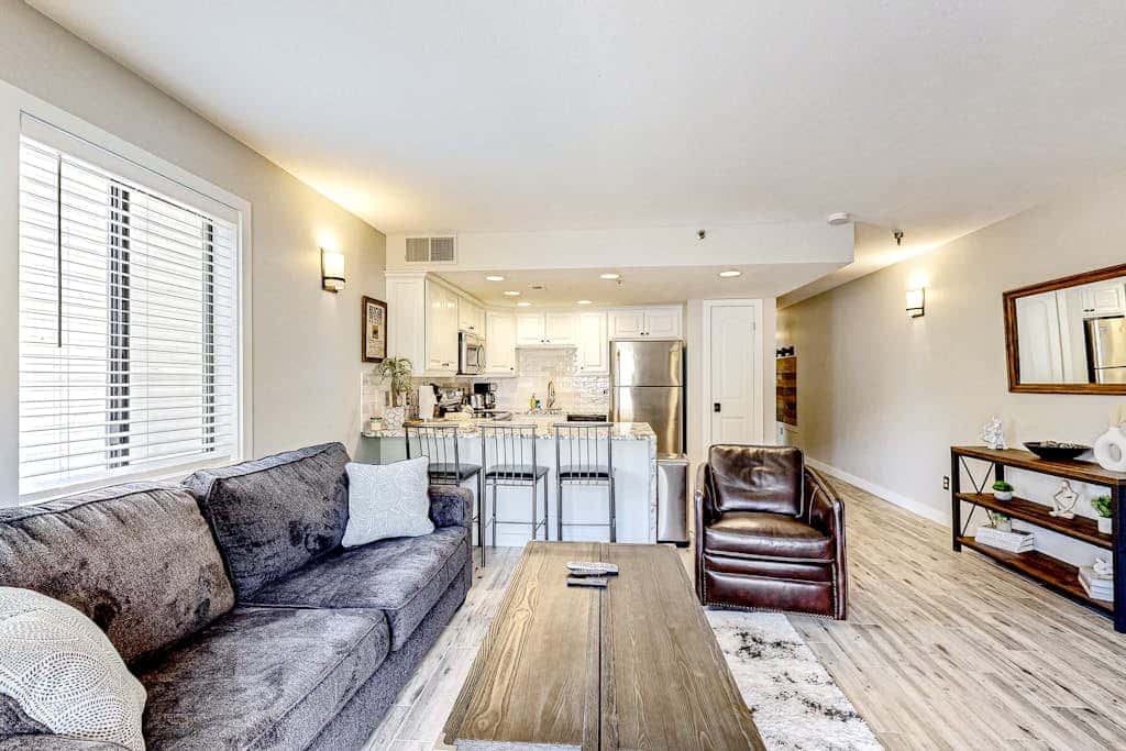 Updated condo w/ ski & mountain views, walk to slopes, free Wifi