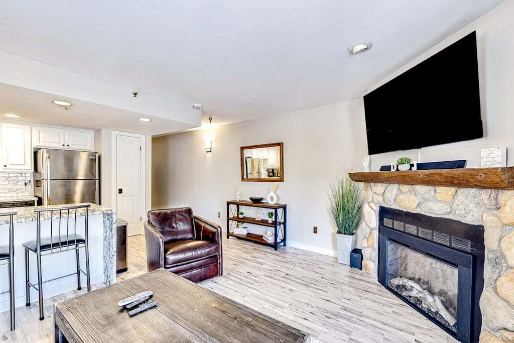 Updated condo w/ ski & mountain views, walk to slopes, free Wifi