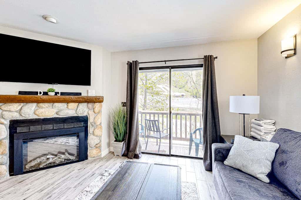 Updated condo w/ ski & mountain views, walk to slopes, free Wifi