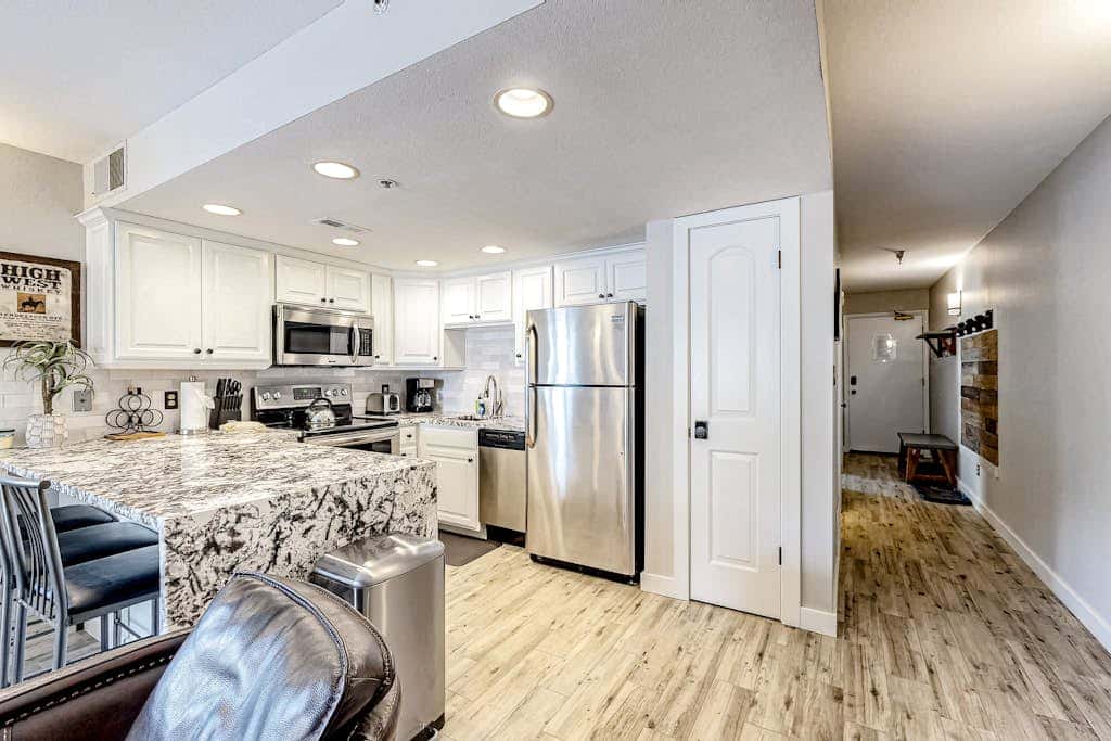 Updated condo w/ ski & mountain views, walk to slopes, free Wifi