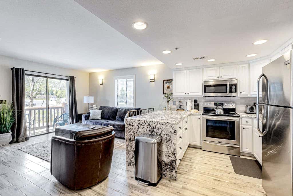 Updated condo w/ ski & mountain views, walk to slopes, free Wifi