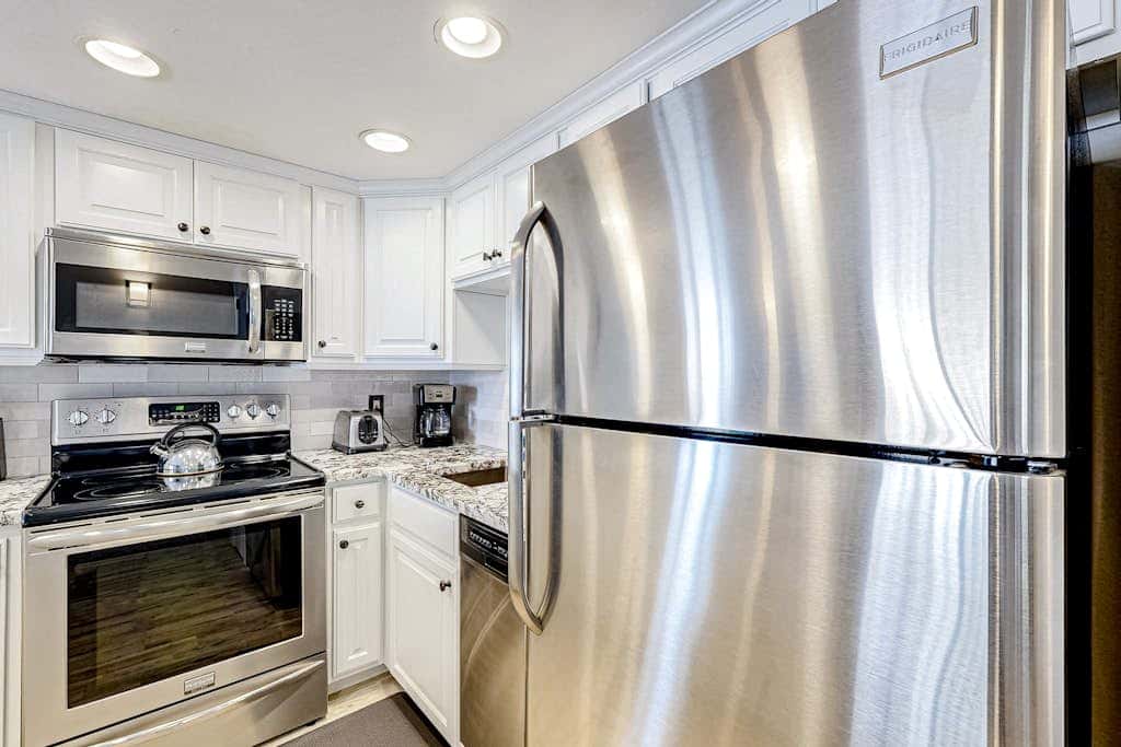 Updated condo w/ ski & mountain views, walk to slopes, free Wifi