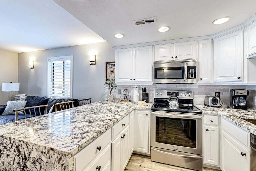 Updated condo w/ ski & mountain views, walk to slopes, free Wifi