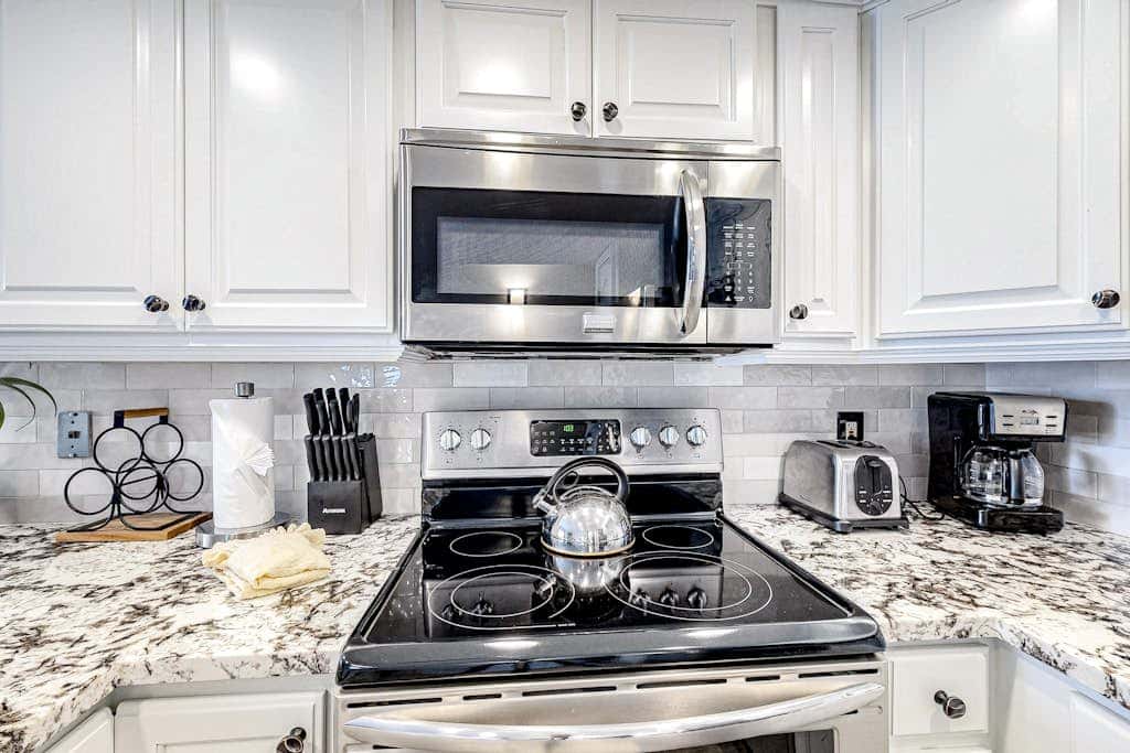 Updated condo w/ ski & mountain views, walk to slopes, free Wifi